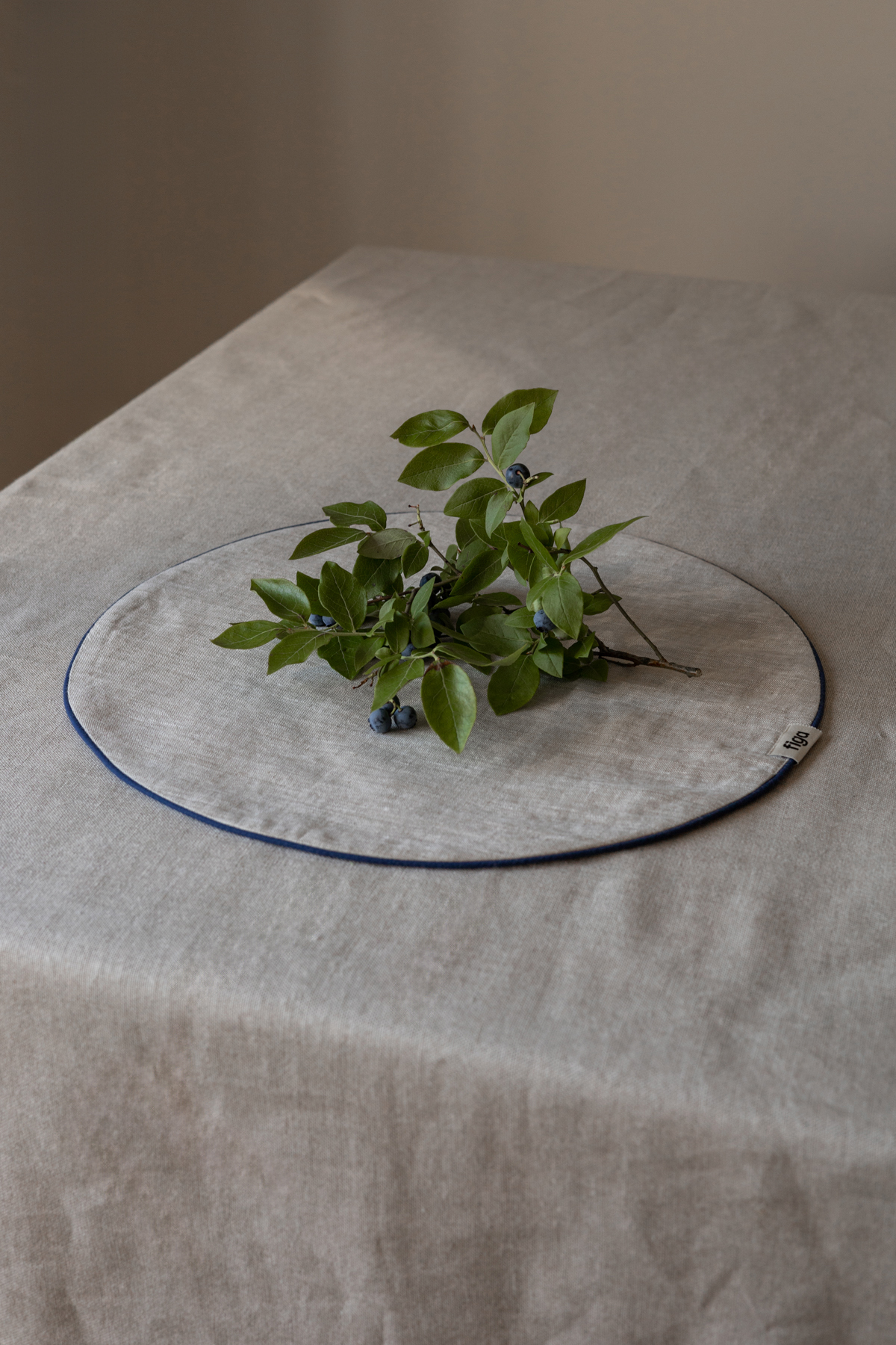 Podkładka SOL / naturalna z granatową wypustką Podkładka SOL / naturalna z granatową wypustką