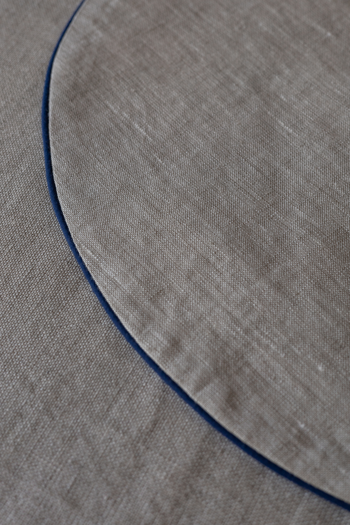 Podkładka SOL / naturalna z granatową wypustką Podkładka SOL / naturalna z granatową wypustką