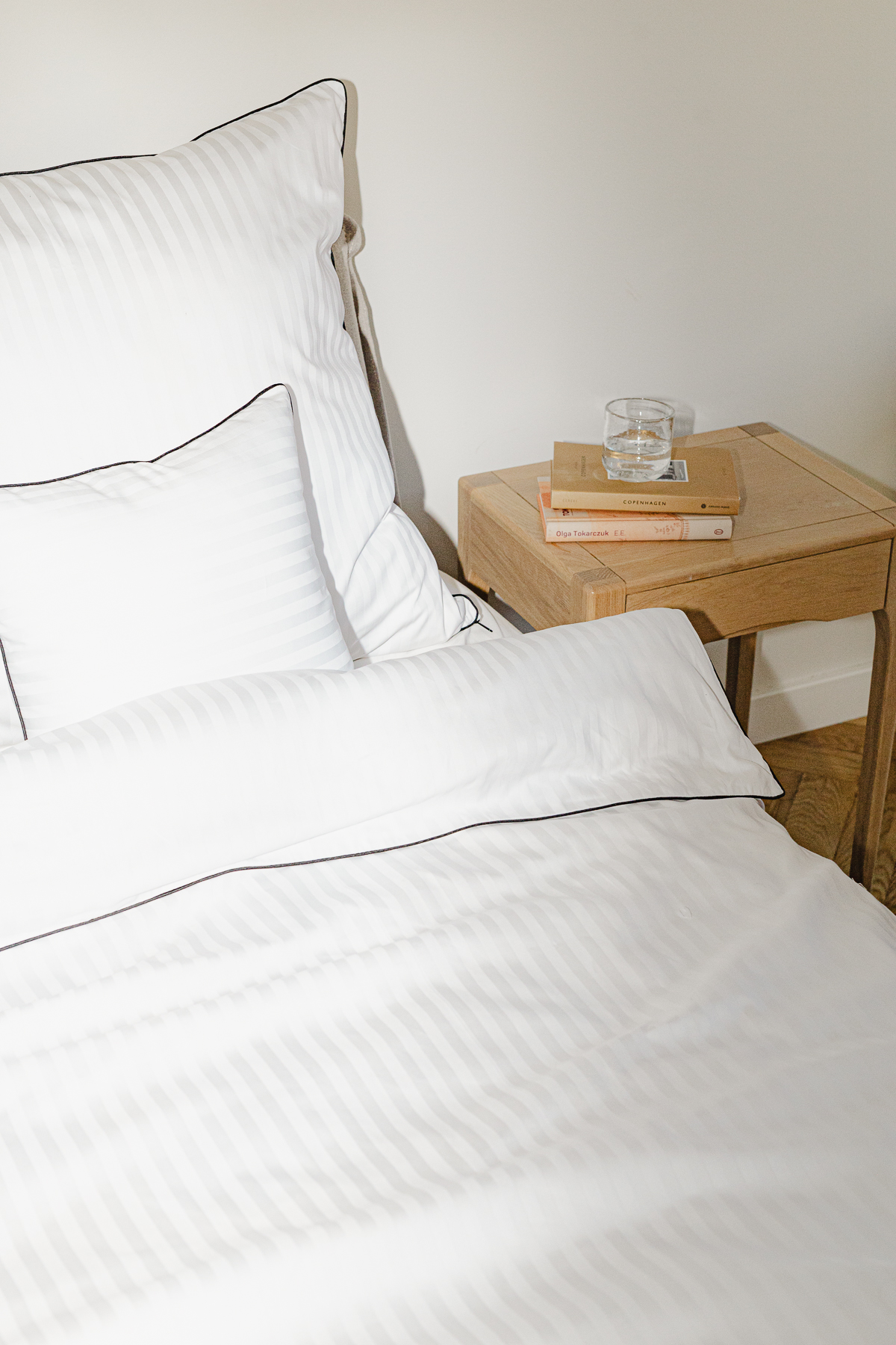 Pościel satynowa w paski z czarną wypustką