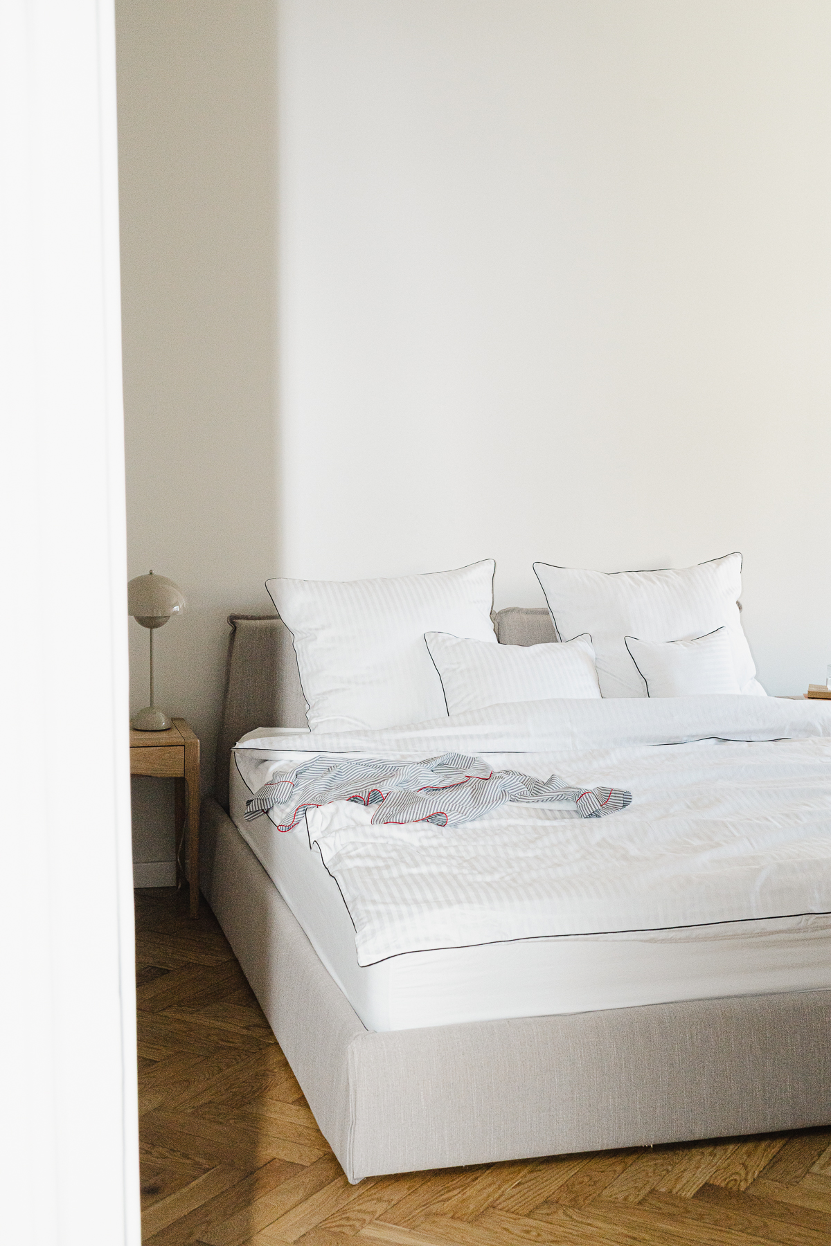 Pościel satynowa w paski z czarną wypustką