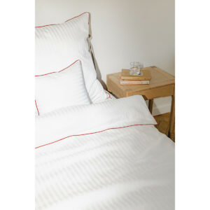 Pościel satynowa w paski z czerwoną wypustką