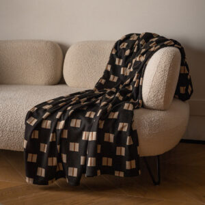 Lekki pled z wiskozy w geometryczny wzór