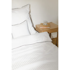 Pościel satynowa w paski z czarną wypustką