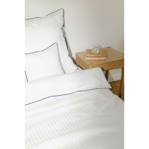 Pościel satynowa w paski z granatową wypustką