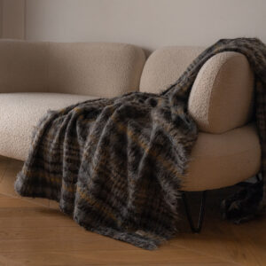 Wełniany pled z długim włosiem / nordic