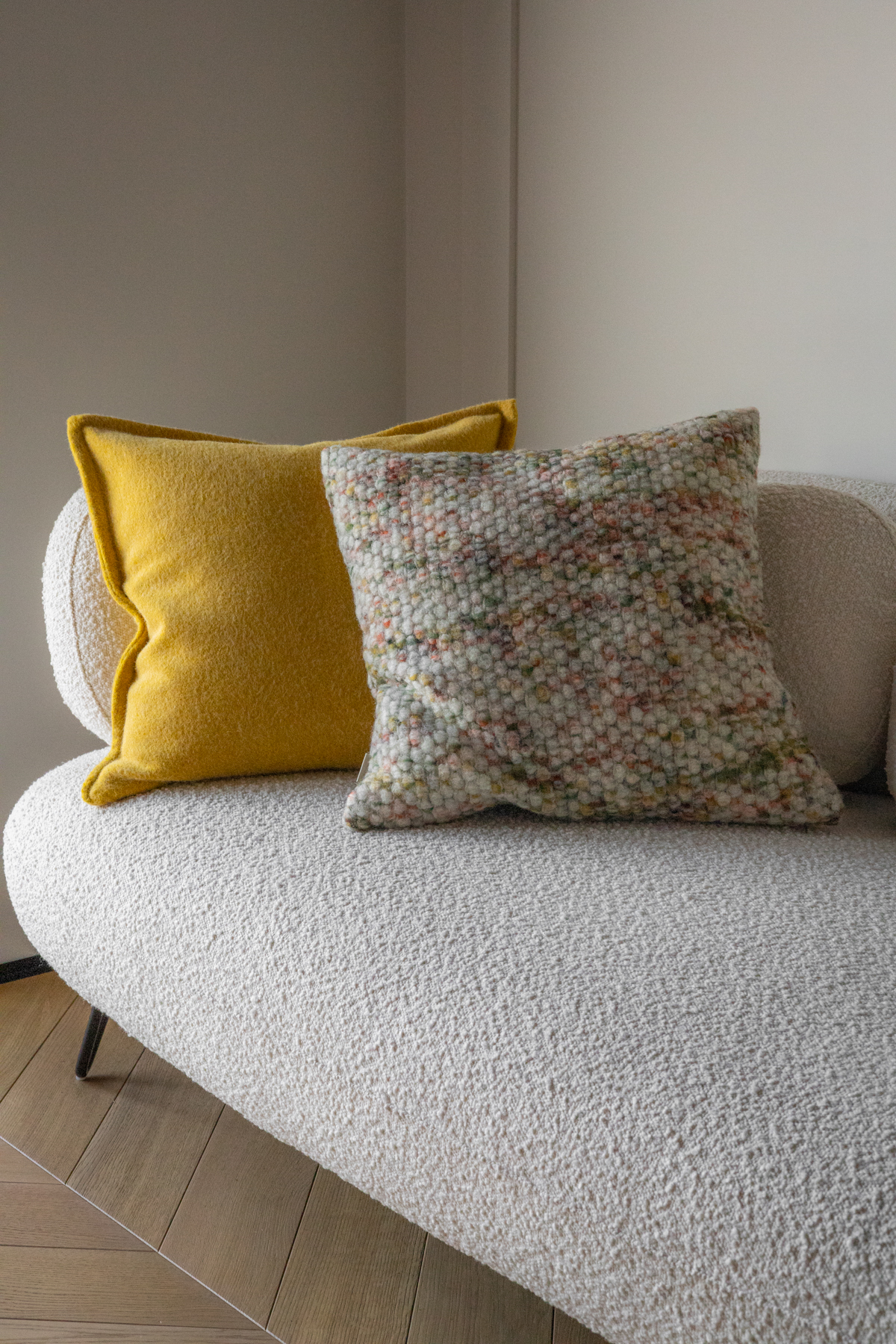 żółta wełniana poszewka dekoracyjna