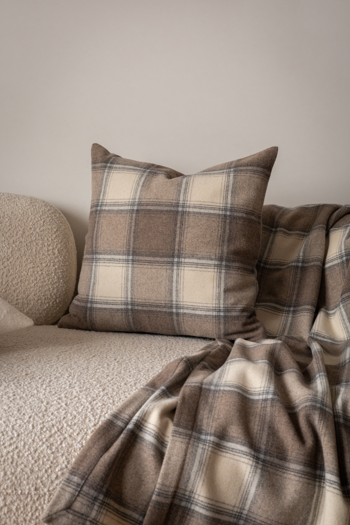 Wełniana poszewka w beżowo-brązową kratę