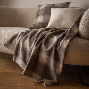 Wełniany pled w beżowo-brązową kratę