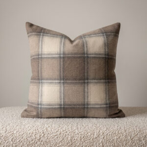 Wełniana poszewka w beżowo-brązową kratę